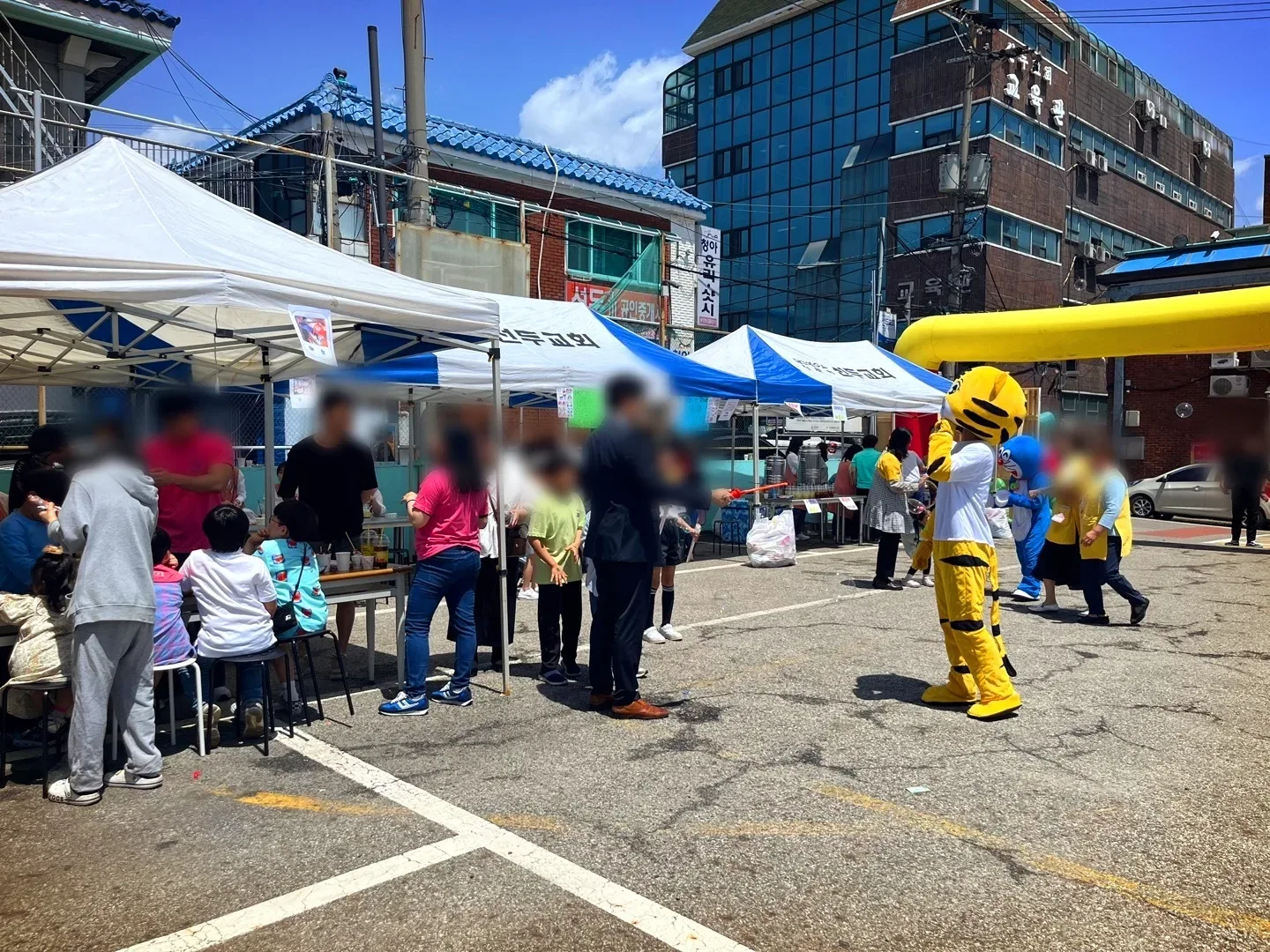 2024년 교회 초청 행사에서 진행한 마술 부스 공연 현장과 교회 관계자들과 함께한 기념사진 · 사진 2