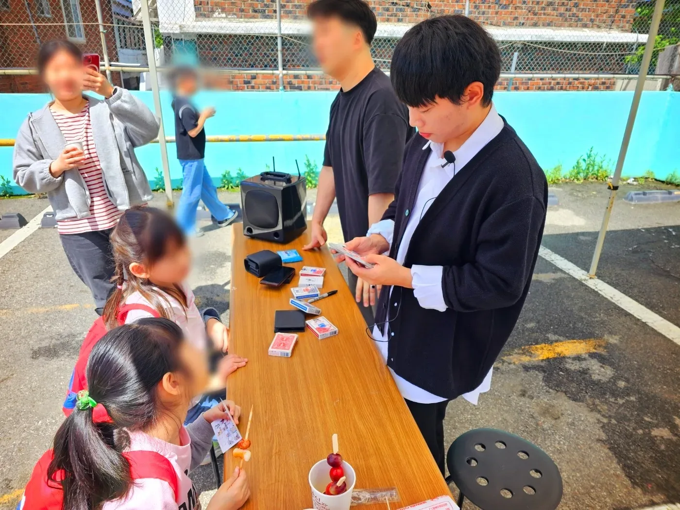 2024년 교회 초청 행사에서 진행한 마술 부스 공연 현장과 교회 관계자들과 함께한 기념사진 · 사진 4
