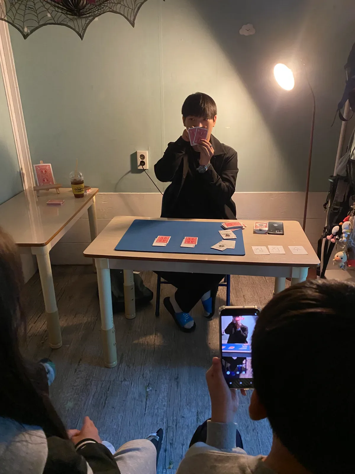 2025년 할로윈 특집 행사에 초청받아 관객들과 소통하며 마술 공연을 진행하는 모습 · 사진 3